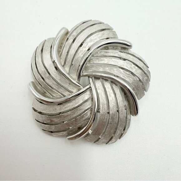 Vintage Crown TRIFARI Spiral Lapel Pin Silver Tone Modernist Statement Brooch - Picture 5 of 7